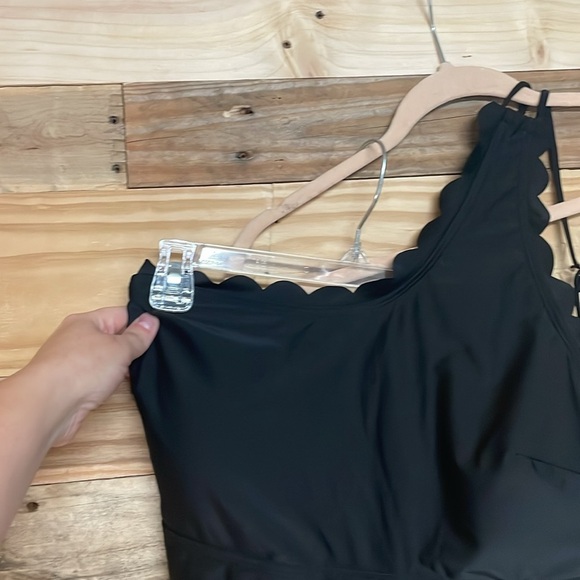 Size XL Black One-Shoulder Scalloped Tankini Top with Adjustable Strap - Picture 4 of 6